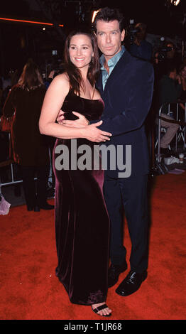 LOS ANGELES, CA. 09 novembre 1999 : l'Acteur Pierce Brosnan & Amie Keeley Shaye-Smith à la première mondiale, à Los Angeles, du nouveau film de James Bond "Le Monde ne suffit pas'. © Paul Smith / Featureflash Banque D'Images