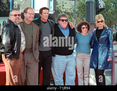 LOS ANGELES, CA. 10 novembre 1999 : Ancien 'cheers' stars John Ratzenberger (à gauche), Kelsey Grammer, Ted Danson, George Wendt, Rhea Perlman et Kirstie Alley sur Hollywood Boulevard où Danson a été honoré avec le 2,148ème étoile sur le Hollywood Walk of Fame d'aujourd'hui. © Paul Smith / Featureflash Banque D'Images