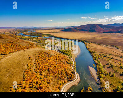 Photographie aérienne des méandres de la river contre les montagnes et les prairies de ciel bleu à l'automne en Mongolie intérieure, Chine Banque D'Images