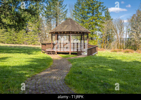 Gazebo dans un McVier Milo parc d'état de l'Oregon State Park. Banque D'Images