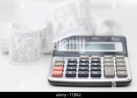 Calculatrice avec nombreuses recettes pour calculer les budgets familiaux Banque D'Images