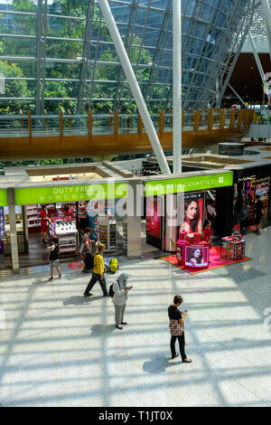 Les voyageurs internationaux vérifier leurs vols à l'Aéroport International de Kuala Lumpur. Banque D'Images