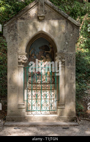 Rocamadour, France - 3 septembre 2018 : Statinon 7 Jésus tombe pour la deuxième fois. Les stations du chemin de la Crucifixion au sanctuaire de Rocamadour. F Banque D'Images