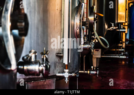 Vinery silos installation robinet fond usine close up Banque D'Images