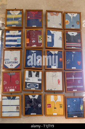 Rocamadour, France - 3 septembre 2018 : Maillots de joueurs de rugby célèbres ont été offerts en ex-voto dans la chapelle Notre Dame de l'Ovalie, dedic Banque D'Images