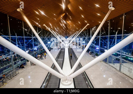 Les voyageurs se précipitent à l'embarquement pour attraper des vols à l'Aéroport International de Kuala Lumpur. Banque D'Images