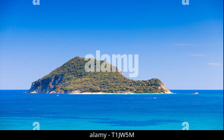 Vue sur la mer de l'îlot Marathonisi ou Tortue près de l'île grecque dans la mer Ionienne Zante Banque D'Images