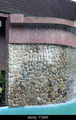 L'homme a fait l'eau des fontaines pour décoration de jardin Banque D'Images