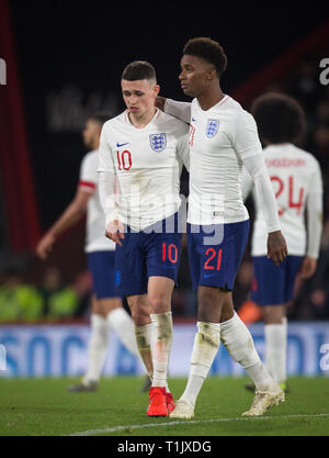 Bournemouth, Royaume-Uni. Mar 26, 2019. Phil Foden (Manchester City) d'Angleterre U21 & Demarai Gray (Leicester City) d'Angleterre U21 réaction après concéder le but gagnant lors de la match amical entre l'Angleterre et l'Allemagne U21 U21 au stade Goldsands, Bournemouth, Angleterre le 26 mars 2019. Photo par Andy Rowland. Crédit : Andrew Rowland/Alamy Live News Banque D'Images