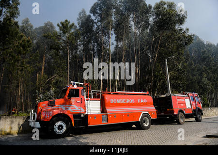 Les camions incendie vu lors d'un incendie qui a commencé en raison de températures chaudes au printemps, à 20 km de Viana do Castelo. Banque D'Images