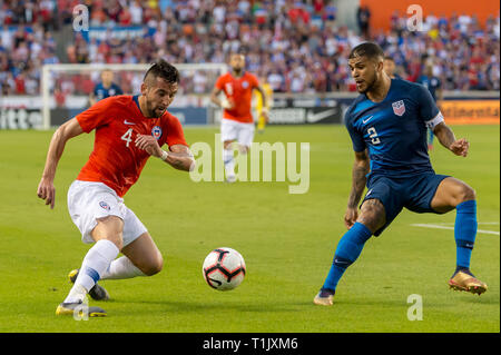 Houston, Texas, USA. 26Th Mar 2019. Chili defender Mauricio Isla (4) et USA defender DeAndre Yedlin (2) lors d'un match amical entre les États-Unis et le Chili au stade BBVA Compass à Houston, Texas, le score à la demie 1-1 © Maria Lysaker/CSM. Credit : Cal Sport Media/Alamy Live News Banque D'Images