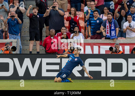 Houston, Texas, USA. 26Th Mar 2019. Le milieu de terrain Christian Pulisic USA (10) célébration diapositive après son but lors d'un match amical entre les États-Unis et le Chili au stade BBVA Compass à Houston, Texas, le score à la demie 1-1 © Maria Lysaker/CSM. Credit : Cal Sport Media/Alamy Live News Banque D'Images