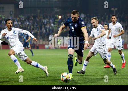 Zenica. Mar 26, 2019. Haris Duljevic (C) de la Bosnie-Herzégovine est en concurrence au cours de l'UEFA EURO 2020 match qualificatif Groupe J entre la Bosnie-et-Herzégovine et la Grèce à Zenica, Bosnie et Herzégovine le 26 mars 2019. Le match s'est terminé dans un 2-2 draw. Credit : Nedim Grabovica/Xinhua/Alamy Live News Banque D'Images