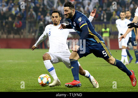 Zenica. Mar 26, 2019. Sead Kolasinac (R) de la Bosnie-Herzégovine est en concurrence avec Carlos Zeca de Grèce au cours de l'UEFA EURO 2020 match qualificatif Groupe J entre la Bosnie-et-Herzégovine et la Grèce à Zenica, Bosnie et Herzégovine le 26 mars 2019. Le match s'est terminé dans un 2-2 draw. Credit : Nedim Grabovica/Xinhua/Alamy Live News Banque D'Images