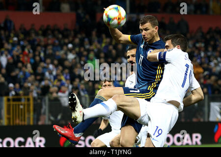 Zenica. Mar 26, 2019. Edin Dzeko (haut) de la Bosnie-Herzégovine est en concurrence avec les Papastathopoulos de Grèce au cours de l'UEFA EURO 2020 match qualificatif Groupe J entre la Bosnie-et-Herzégovine et la Grèce à Zenica, Bosnie et Herzégovine le 26 mars 2019. Le match s'est terminé dans un 2-2 draw. Credit : Nedim Grabovica/Xinhua/Alamy Live News Banque D'Images