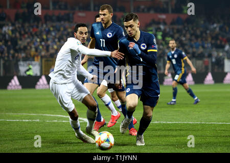 Zenica. Mar 26, 2019. Muhamed BESIC (R) de la Bosnie-Herzégovine est en concurrence avec Carlos Zeca (L) de la Grèce pendant l'UEFA EURO 2020 match qualificatif Groupe J entre la Bosnie-et-Herzégovine et la Grèce à Zenica, Bosnie et Herzégovine le 26 mars 2019. Le match s'est terminé dans un 2-2 draw. Credit : Nedim Grabovica/Xinhua/Alamy Live News Banque D'Images