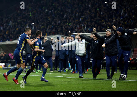 Zenica. Mar 26, 2019. Code Pjanic (2L) de la Bosnie-Herzégovine célèbre après avoir marqué pendant l'UEFA EURO 2020 match qualificatif Groupe J entre la Bosnie-et-Herzégovine et la Grèce à Zenica, Bosnie et Herzégovine le 26 mars 2019. Le match s'est terminé dans un 2-2 draw. Credit : Nedim Grabovica/Xinhua/Alamy Live News Banque D'Images
