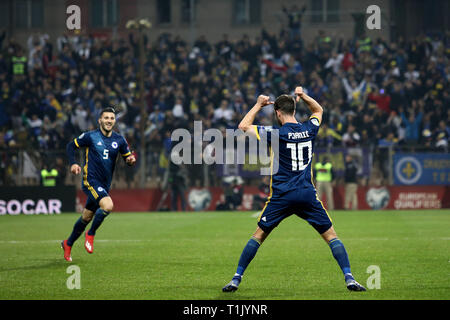 Zenica. Mar 26, 2019. Code Pjanic (R) de la Bosnie-Herzégovine célèbre après avoir marqué pendant l'UEFA EURO 2020 match qualificatif Groupe J entre la Bosnie-et-Herzégovine et la Grèce à Zenica, Bosnie et Herzégovine le 26 mars 2019. Le match s'est terminé dans un 2-2 draw. Credit : Nedim Grabovica/Xinhua/Alamy Live News Banque D'Images