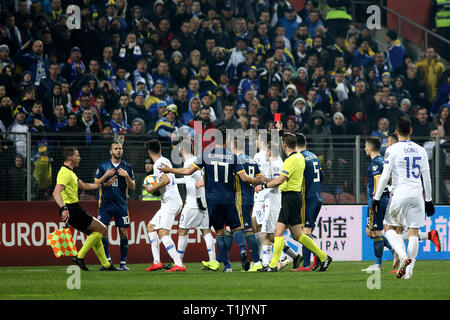 Zenica. Mar 26, 2019. Code Pjanic (2L) de la Bosnie-Herzégovine est montré un carton rouge au cours de l'UEFA EURO 2020 match qualificatif Groupe J entre la Bosnie-et-Herzégovine et la Grèce à Zenica, Bosnie et Herzégovine le 26 mars 2019. Le match s'est terminé dans un 2-2 draw. Credit : Nedim Grabovica/Xinhua/Alamy Live News Banque D'Images