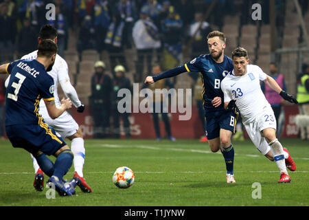 Zenica. Mar 26, 2019. Visca Edin (2e R) de la Bosnie-Herzégovine est en concurrence avec Koutris Leonardo (1e R) de la Grèce pendant l'UEFA EURO 2020 match qualificatif Groupe J entre la Bosnie-et-Herzégovine et la Grèce à Zenica, Bosnie et Herzégovine le 26 mars 2019. Le match s'est terminé dans un 2-2 draw. Credit : Nedim Grabovica/Xinhua/Alamy Live News Banque D'Images