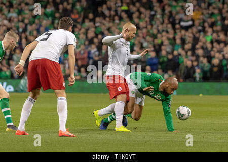 David McGoldrick est abordé par Jaba Kankava à la République d'Irlande v Géorgie européenne UEFA match de qualification à l'Aviva Stadium de Dublin, Irlande. Score final (Rep. of Ireland 1 - 0) Banque D'Images