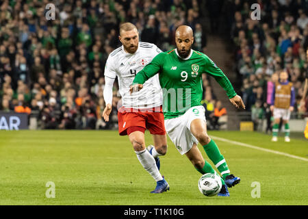 David McGoldrick et Guram Kashia en action à la République d'Irlande v Géorgie européenne UEFA match de qualification à l'Aviva Stadium de Dublin, Irlande. Score final (Rep. of Ireland 1 - 0) Banque D'Images