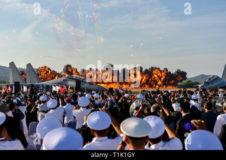 Beijing, la Malaisie. Mar 26, 2019. Les gens regardent le rendement au cours de la 15e Langkawi International Maritime and Aerospace Exhibition (LIMA) à Langkawi, Malaisie, le 26 mars 2019. La 15e Lima a débuté le mardi, avec les entreprises de défense du monde entier luttant pour une plus grande part dans les pays asiatiques de l'industrie de la défense. Credit : Chong Chung Voon/Xinhua/Alamy Live News Banque D'Images