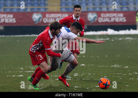 Sarajevo, Bosnie-et-Herzégovine. Mar 26, 2019. Jusuf Gazibegovic (C) de la Bosnie-Herzégovine (BiH) et Sandu Mateescu de Moldova (1re L) en concurrence au cours de la qualification de l'UEFA U21 Championship à Sarajevo, Bosnie-Herzégovine, le 26 mars 2019. La BiH a gagné 4-0. Credit : Nedim Grabovica/Xinhua/Alamy Live News Banque D'Images