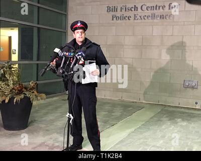 Ottawa, Canada. Mar 26, 2019. Un policier parle lors d'une conférence de presse à Toronto, Canada, le 26 mars 2019. La police canadienne a trouvé l'étudiant chinois enlevés samedi à Toronto, le consulat général de Chine à Toronto a confirmé mardi soir. Selon un porte-parole du consulat général de Chine, les étudiants kidnappés Lu Wanzhen s'approchait d'une maison privée d'assistance à Gravenhurst, dans le centre de la province de l'Ontario, et le propriétaire de la maison immédiatement informé la police. Crédit : Li Haitao/Xinhua/Alamy Live News Banque D'Images