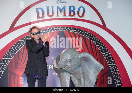 Rome, Italie. 26Th Mar 2019. Le réalisateur Tim Burton et la chanteuse italienne Elisa participant à la photocall durant la Première Dumbo à Rome Crédit : Silvia Gerbino/Alamy Live News Banque D'Images