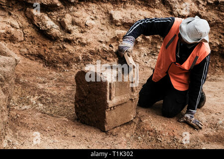 Jérusalem, Israël. 27 mars, 2019. 2000 Un an période hasmonéenne, 2ère du temple juif, village de caractère agricole, a été découvert lors de fouilles menées dans le quartier Sharafat de Jérusalem. Les fouilles ont donné des restes d'un grand pressoir contenant des fragments de nombreuses jarres de stockage, une grande grotte de columbarium (pigeonnier) Coupe de roche, un olivier, un grand bain rituel (mikvé), une citerne d'eau, des carrières et des installations. . Credit : Alon Nir/Alamy Live News Banque D'Images