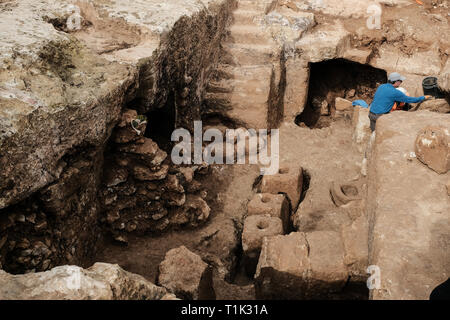 Jérusalem, Israël. 27 mars, 2019. 2000 Un an période hasmonéenne, 2ère du temple juif, village de caractère agricole, a été découvert lors de fouilles menées dans le quartier Sharafat de Jérusalem. Les fouilles ont donné des restes d'un grand pressoir contenant des fragments de nombreuses jarres de stockage, une grande grotte de columbarium (pigeonnier) Coupe de roche, un olivier, un grand bain rituel (mikvé), une citerne d'eau, des carrières et des installations. . Credit : Alon Nir/Alamy Live News Banque D'Images