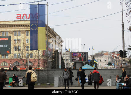 Les Charkiw, Ukraine. Mar 20, 2019. Les élèves passent un Ukrainien et un drapeau de l'UE devant l'Université de Kharkiv. Sur 31,03. Des élections présidentielles auront lieu en Ukraine. (Pour 'Ukraine déchirée - Seulement la frustration s'unit avant l'élection présidentielle" du 27.03.2019) Crédit : Claudia Thaler/dpa/Alamy Live News Banque D'Images