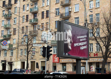 Les Charkiw, Ukraine. Mar 20, 2019. Les passants passer une affiche électorale du Président Petro Poroshenko. Sur 31,03. Des élections présidentielles auront lieu en Ukraine. (Pour 'Ukraine déchirée - Seulement la frustration s'unit avant l'élection présidentielle" du 27.03.2019) Crédit : Claudia Thaler/dpa/Alamy Live News Banque D'Images