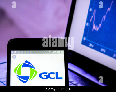 L'Ukraine. Mar 27, 2019. Sur cette photo, l'illustration a GCL-Poly Energy Holdings vu le logo affiché sur un téléphone intelligent. Crédit : Igor Golovniov SOPA/Images/ZUMA/Alamy Fil Live News Banque D'Images