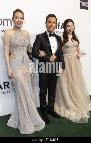 Hong Kong, Chine. Mar 25, 2019. Donnie Yen, sa femme Cissy Wang et sa fille Jasmine participant à la 5e Gala de l'amfAR 2019 Hong Kong à l'Rosewood Tsim Sha Tsui hôtel le 25 mars 2019 à Hong Kong, Chine. | Verwendung weltweit Credit : dpa/Alamy Live News Banque D'Images