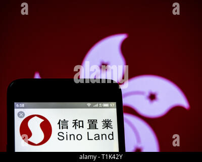 L'Ukraine. Mar 27, 2019. Sur cette photo, l'illustration d'un logo du groupe sino vu affichée sur un téléphone intelligent. Crédit : Igor Golovniov SOPA/Images/ZUMA/Alamy Fil Live News Banque D'Images