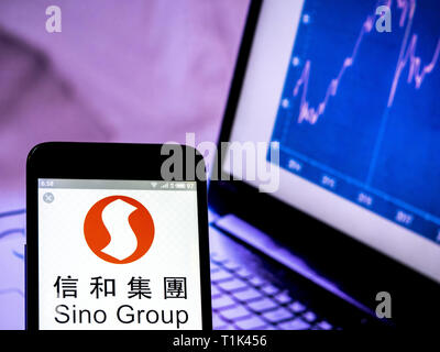 L'Ukraine. Mar 27, 2019. Sur cette photo, l'illustration d'un logo du groupe sino vu affichée sur un téléphone intelligent. Crédit : Igor Golovniov SOPA/Images/ZUMA/Alamy Fil Live News Banque D'Images