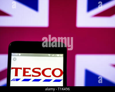 L'Ukraine. Mar 27, 2019. Sur cette photo, l'illustration a Tesco PLC vu le logo affiché sur un téléphone intelligent. Crédit : Igor Golovniov SOPA/Images/ZUMA/Alamy Fil Live News Banque D'Images