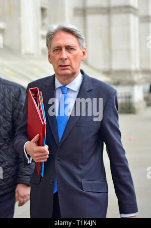 Londres, Royaume-Uni. 27 Mar 2019. Chancellor Philip Hammond décide d'exceptionnellement à pied au Parlement avant de questions au premier ministre Crédit : PjrNews/Alamy Live News Banque D'Images