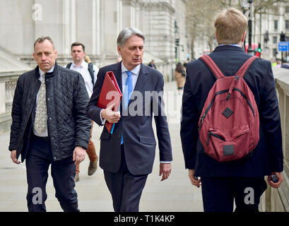 Londres, Royaume-Uni. 27 Mar 2019. Chancellor Philip Hammond décide d'exceptionnellement à pied au Parlement avant de questions au premier ministre Crédit : PjrNews/Alamy Live News Banque D'Images