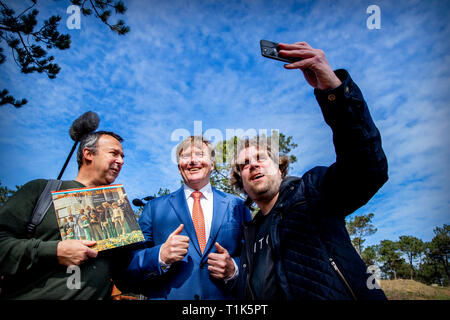 Terschelling, Nederland. Mar 27, 2019. TERSCHELLING - Roi Willem-Alexander lors d'une visite de travail à Terschelling dans le contexte de faire ensemble. Un certain nombre de conventions collectives des initiatives de citoyens et les coopératives ont été visités au cours de la visite. copyrughty Crédit : Robin Utrecht/Alamy Live News Banque D'Images