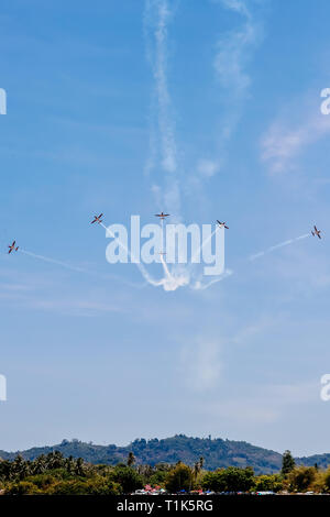 Langkawi, Malaisie. Mar 27, 2019. Jupiter Aerobatic Team de l'Indonésie effectuer pendant le 15ème Langkawi International Maritime and Aerospace Exhibition (LIMA) à Langkawi, Malaisie, le 27 mars 2019. La 15e Langkawi International Maritime and Aerospace Exhibition (LIMA) ont démarré le mardi, avec les entreprises de défense du monde entier luttant pour une plus grande part dans les pays asiatiques de l'industrie de la défense. 390 entreprises de l'industrie de la défense et du commerce de 31 pays et régions participent à l'événement de cinq jours. Credit : Zhu Wei/Xinhua/Alamy Live News Banque D'Images