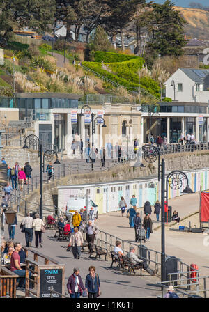 Lyme Regis, dans le Dorset, UK. 27 mars 2019. Météo France : un autre un jour de glorieux soleil et ciel bleu vif à la station balnéaire de Lyme Regis comme la Côte Sud bénéficie de plus de temps anormalement hautes températures dans la canicule au début du printemps. Credit : Celia McMahon/Alamy Live News Banque D'Images