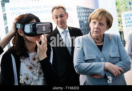 27 mars 2019, Berlin : la Chancelière Angela Merkel (CDU) et r, Hannes Schwaderer, Président de l'Initiative D21, parlez à Berlin ecolières lors de l'inauguration de la 19e Journée des filles à la Chancellerie fédérale. Girls' Day est destiné à inspirer les filles à prendre ce qu'on appelle les professions MINT (mathématiques, informatique, sciences naturelles et de la technologie). Depuis que la campagne a été lancée en 2001, plus de 1,8 millions d'écolières ont déjà pris part à l'avenir 24. Traditionnellement, un jour avant le Girls' Day, le chancelier s'ouvre la journée d'action avec un cours technique dans le gouvernement fédéral Chancelle Banque D'Images