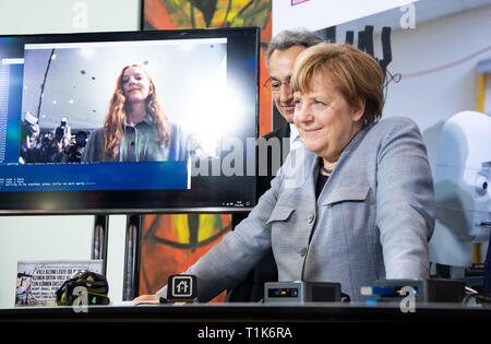 27 mars 2019, Berlin : la Chancelière Angela Merkel (CDU) parle d'écolières de Berlin à différents stands lors de l'inauguration de la 19e Journée des filles à la Chancellerie fédérale. Girls' Day est destiné à inspirer les filles à prendre ce qu'on appelle les professions MINT (mathématiques, informatique, sciences naturelles et de la technologie). Depuis que la campagne a été lancée en 2001, plus de 1,8 millions d'écolières ont déjà pris part à l'avenir 24. Traditionnellement, un jour avant le Girls' Day, le chancelier s'ouvre la journée d'action avec un cours technique à la Chancellerie fédérale. Photo : Bernd von Jutrczenka/dpa Banque D'Images