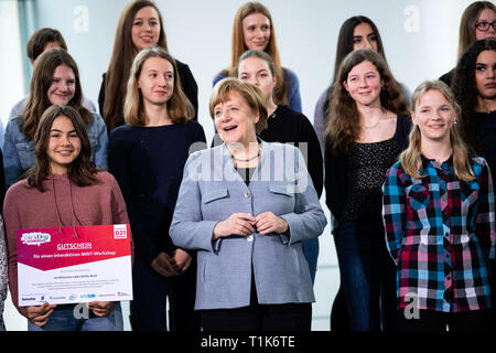 27 mars 2019, Berlin : la Chancelière Angela Merkel (CDU) se félicite M, écolières Berlin à l'événement d'ouverture de la 19e Journée des filles à la Chancellerie fédérale. Girls' Day est destiné à inspirer les filles à prendre ce qu'on appelle les professions MINT (mathématiques, informatique, sciences naturelles et de la technologie). Depuis que la campagne a été lancée en 2001, plus de 1,8 millions d'écolières ont déjà pris part à l'avenir 24. Traditionnellement, un jour avant le Girls' Day, le chancelier s'ouvre la journée d'action avec un cours technique à la Chancellerie fédérale. Photo : Bernd von Jutrczenka/dpa Banque D'Images