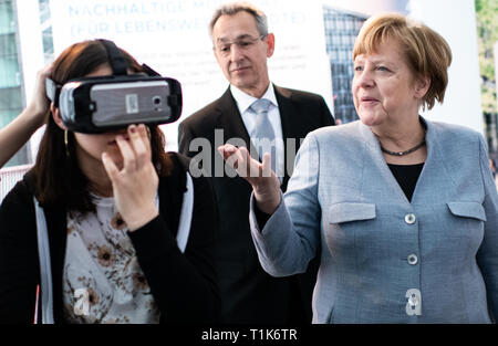 27 mars 2019, Berlin : la Chancelière Angela Merkel (CDU) et Hannes Schwaderer (M), Président d'INITIATIVE D21, parlez à Berlin ecolières à différents kiosques lors de l'inauguration de la 19e Journée des filles à la Chancellerie fédérale. Girls' Day est destiné à inspirer les filles à prendre ce qu'on appelle les professions MINT (mathématiques, informatique, sciences naturelles et de la technologie). Depuis que la campagne a été lancée en 2001, plus de 1,8 millions d'écolières ont déjà pris part à l'avenir 24. Traditionnellement, un jour avant le Girls' Day, le chancelier s'ouvre la journée d'action avec une cour technique Banque D'Images