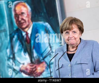 27 mars 2019, Berlin : la Chancelière Angela Merkel (CDU) se félicite de l'ouverture d'écolières Berlin cas de la 19e Journée des filles à la Chancellerie fédérale. Derrière elle se trouve une peinture de l'ancien chancelier allemand Helmut Kohl. Girls' Day est destiné à inspirer les filles à prendre ce qu'on appelle les professions MINT (mathématiques, informatique, sciences naturelles et de la technologie). Depuis que la campagne a été lancée en 2001, plus de 1,8 millions d'écolières ont déjà pris part à l'avenir 24. Traditionnellement, un jour avant le Girls' Day, le chancelier s'ouvre la journée d'action avec un cours technique i Banque D'Images