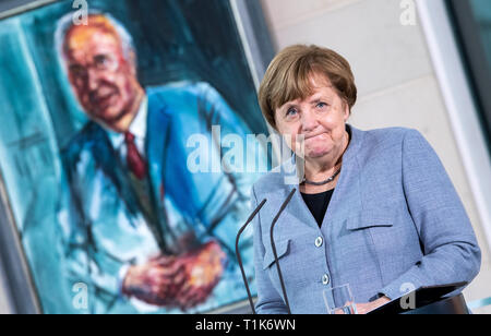 27 mars 2019, Berlin : la Chancelière Angela Merkel (CDU) se félicite de l'ouverture d'écolières Berlin cas de la 19e Journée des filles à la Chancellerie fédérale. Derrière elle se trouve une peinture de l'ancien chancelier allemand Helmut Kohl. Girls' Day est destiné à inspirer les filles à prendre ce qu'on appelle les professions MINT (mathématiques, informatique, sciences naturelles et de la technologie). Depuis que la campagne a été lancée en 2001, plus de 1,8 millions d'écolières ont déjà pris part à l'avenir 24. Traditionnellement, un jour avant le Girls' Day, le chancelier s'ouvre la journée d'action avec un cours technique i Banque D'Images